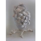 Fehér lábon álló ovál urna, világosszürke, fehér virágokkal, ledes