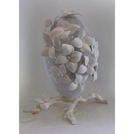   Fehér lábon álló ovál urna, világosszürke, fehér virágokkal, ledes