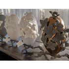 Lábon álló ovál urna, fehér, fehér virágokkal, ledes2