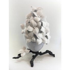   Lábon álló ovál urna, világosszürke, fehér virágokkal, ledes